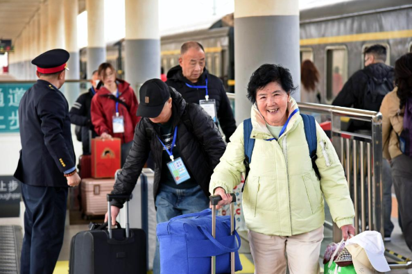 銀發(fā)旅游列車密集啟程 激活萬億元銀發(fā)經(jīng)濟藍海