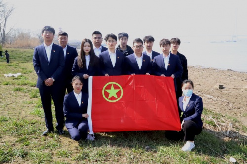 中鐵市政環(huán)境建設公司南京龍袍項目團支部開展赴長江踐學活動